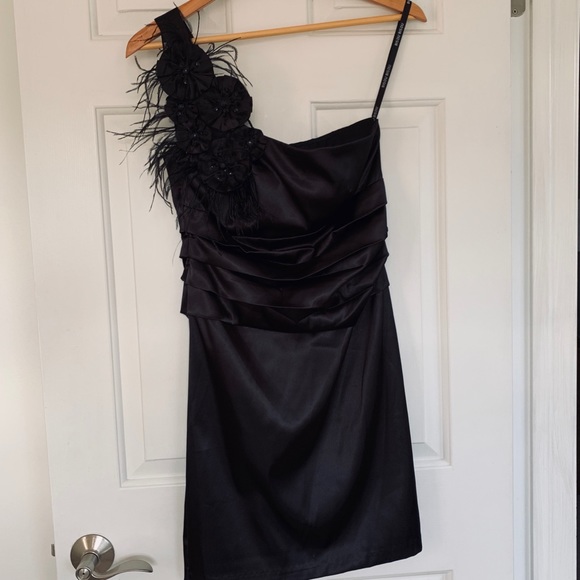 Bisou Bisou Dresses & Skirts - Bisou Bisou One Shoulder Strap Evening Dress